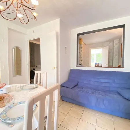 Calme Et Verdoyant: 2 Pieces, Terrasse, Parking, Proche Et Commerces - Fr-1-245-74 Apartment