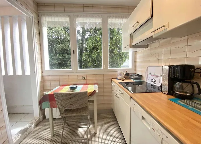 Calme Et Verdoyant: 2 Pieces, Terrasse, Parking, Proche Et Commerces - Fr-1-245-74 *